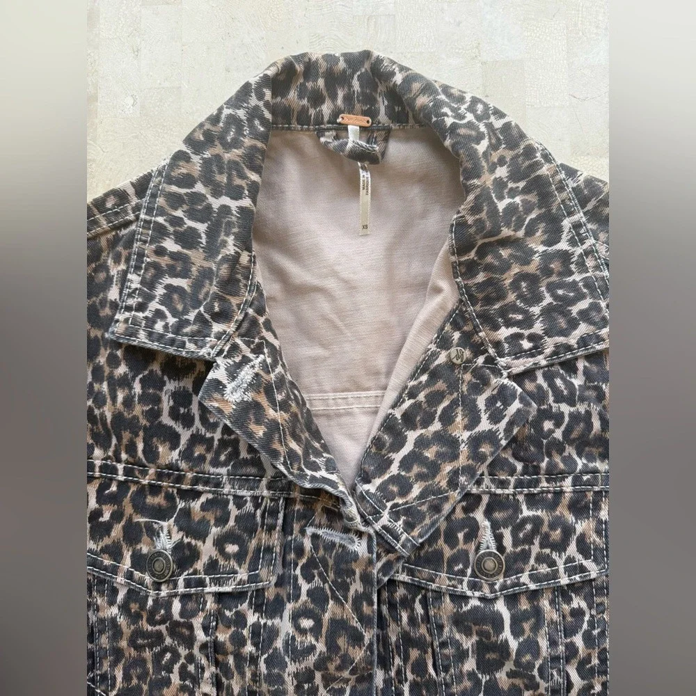 Free People Leopard Print Denim Jacket Raw Hem Button Up Trucker Style Women XS - Picture 4 of 11